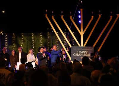 לא נסתתר ולא נוותר: יהודי לוס אנג'לס, ניו יורק ומיאמי מדליקים נר ראשון חנוכה בהמוניהם אחרי הטבח בסידני