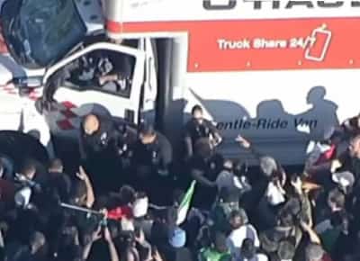 משאית פרצה אל תוך ההמון בלב לוס אנג'לס: הפגנה נגד המשטר האיראני הידרדרה לאירוע אלים