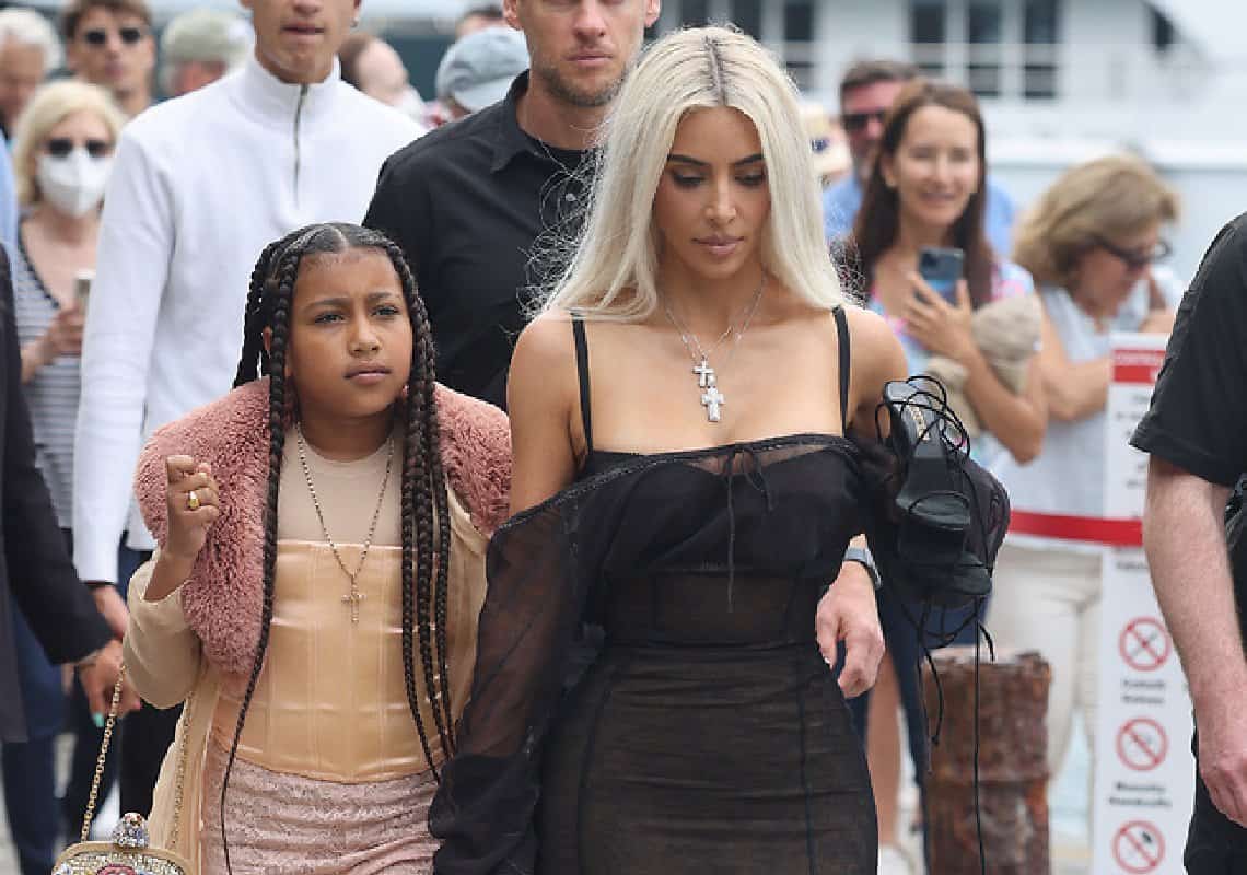 הצצה נדירה: הקרדשיאנ׳ס עושות את איטליה