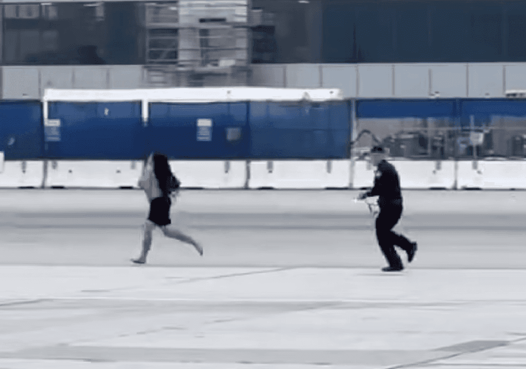צפו: מרדף אחרי גבר 'זועם' שפרץ למסלול בשדה התעופה LAX