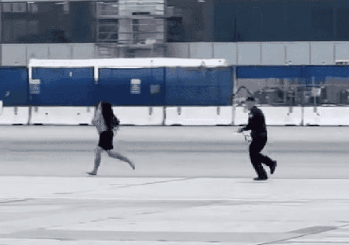 צפו: מרדף אחרי גבר 'זועם' שפרץ למסלול בשדה התעופה LAX