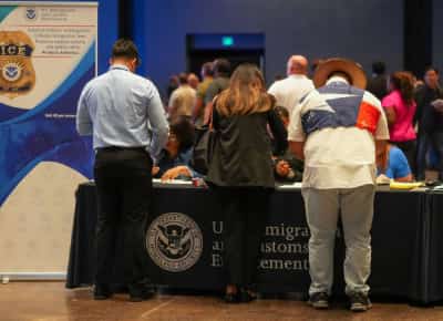 להגן על המולדת: אלפים עומדים בתור בטקסס כדי להצטרף למבצע הגירוש ההמוני של טראמפ