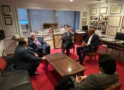 בדקות האחרונות בתפקיד: ראש עירית ניו יורק חתם על צו נגד חרם על ישראל והציב מוקש פוליטי ליורשו