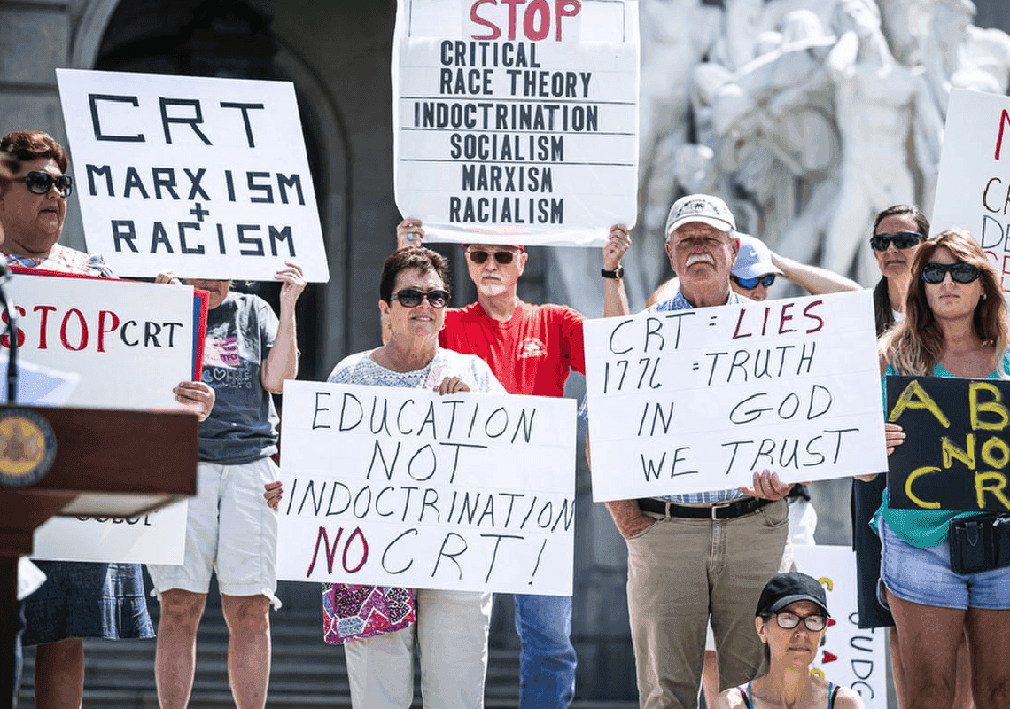 תביעה נגד עיריית סיאטל: עובד טוען לאפליה אנטי-לבנה ולהטרדה בשל צבע עורו