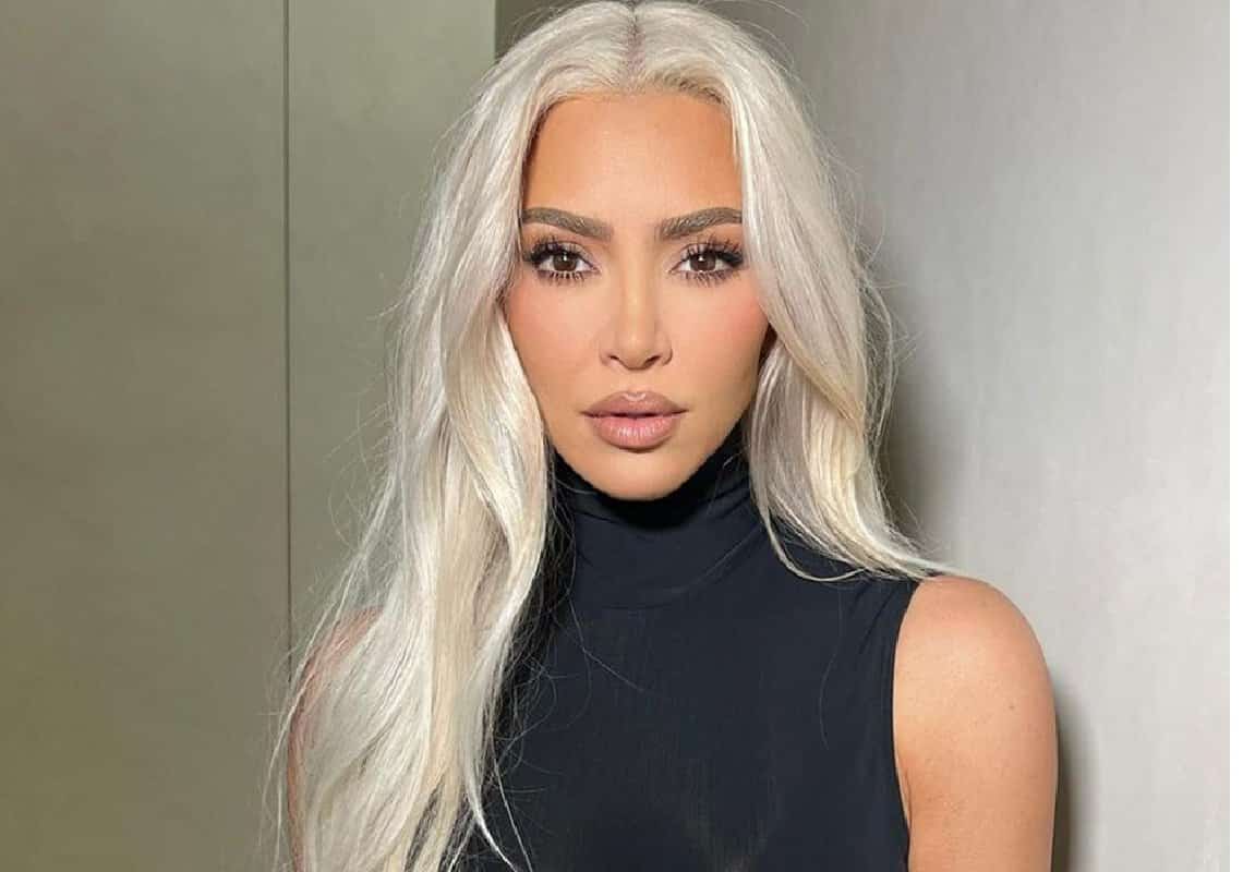 קים קרדשיאן מוותר על אחד מסימני ההיכר שלה: ״עונת הבלונד חזרה ובגדול״