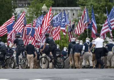 במסווה של מועדון ספורט: קבוצות ניאו-נאציות מתפשטות בעשרות מדינות בארה"ב