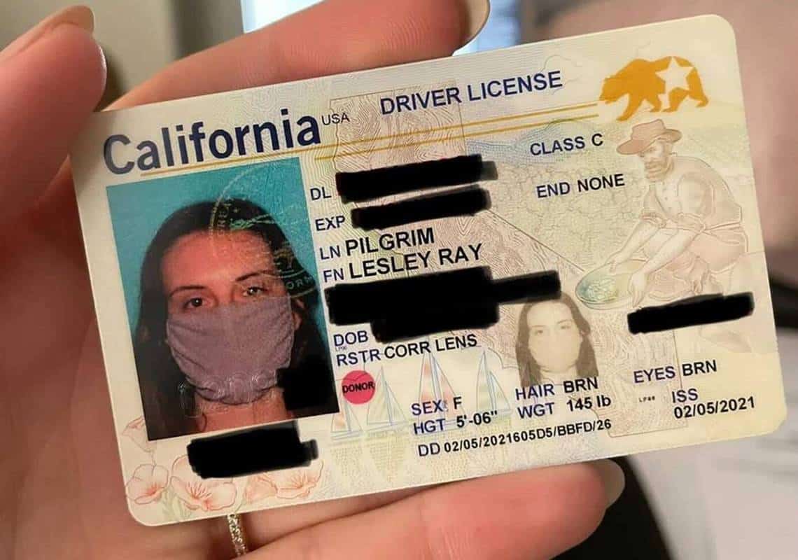 תמונה אחת שווה אלף מילים: מגפת הקורונה הונצחה ברישיון הנהיגה של צעירה מקליפורניה