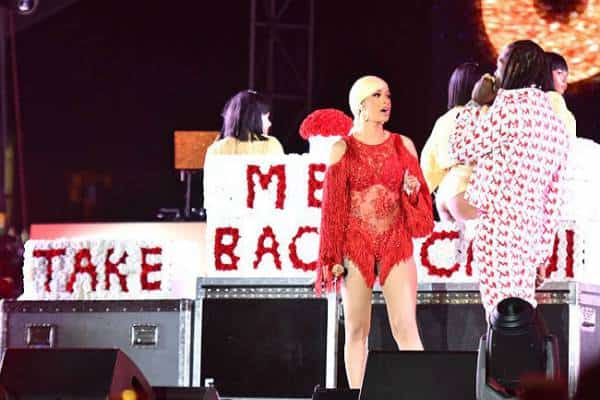 מביך או רומנטי? צפו באופסט צץ על הבמה באמצע הופעה של קרדי בי ומתחנן שתיקח אותו בחזרה