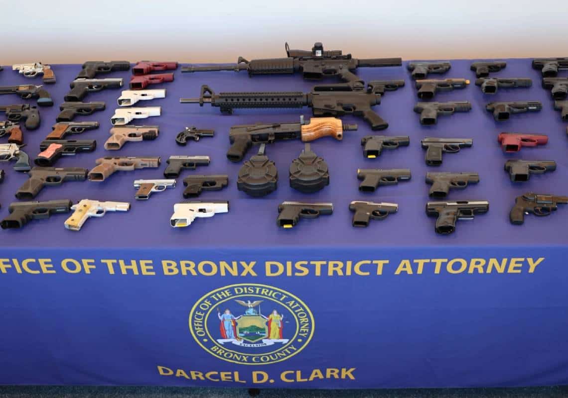 ניו יורק: סטודנט נעצר בחשד שמכר עשרות כלי נשק לסוכן סמוי