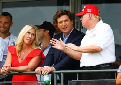 טראמפ נגד טאקר קרלסון: הקרע שמסעיר את תנועת MAGA