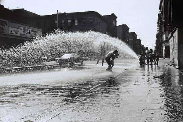 במורד רחובות ניו יורק האכזריים: התערוכה שמקפיאה את הקושי מזכירה את החיבה האנושית