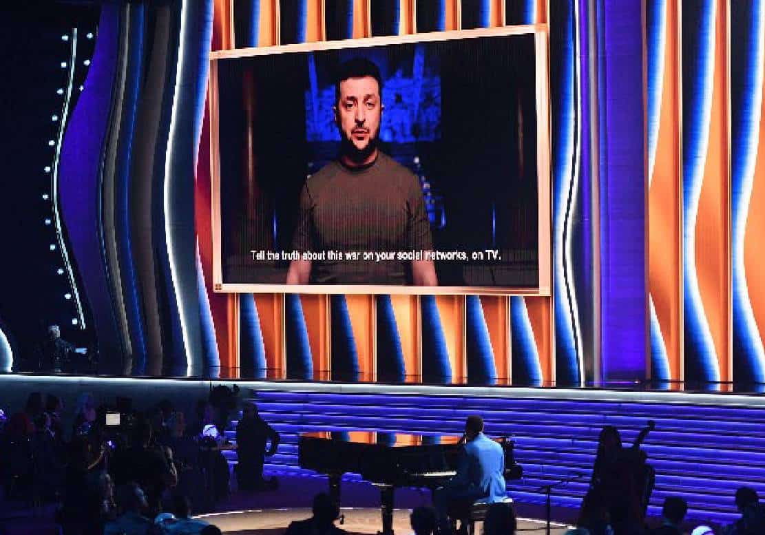 זלנסקי נאם בגלובוס הזהב טען "אנחנו עוצרים את מלחמת העולם השלישית"