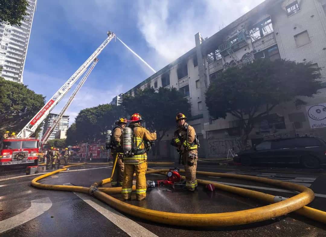 אש במלון המיתולוגי: אתר הצילום של אלבום "דה דורז" עלה בלהבות בלוס אנג'לס