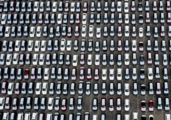 מכוניות חונות בים: משבר הרכבים מעמיק, נמל לוס אנג'לס הותיר משלוח של אלפי כלי רכב במים