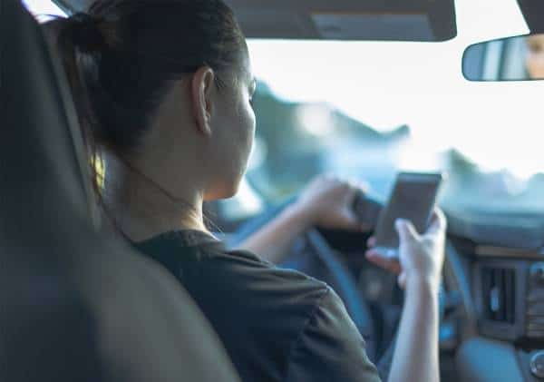 פלורידה: הצעת חוק שתחמיר עם המסמסים בזמן נהיגה בדרך לאישור