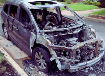 פשע שנאה בלב שכונה שקטה: בית משפחה יהודית הותקף, שלושה רכבים הוצתו – והעבריין נעלם