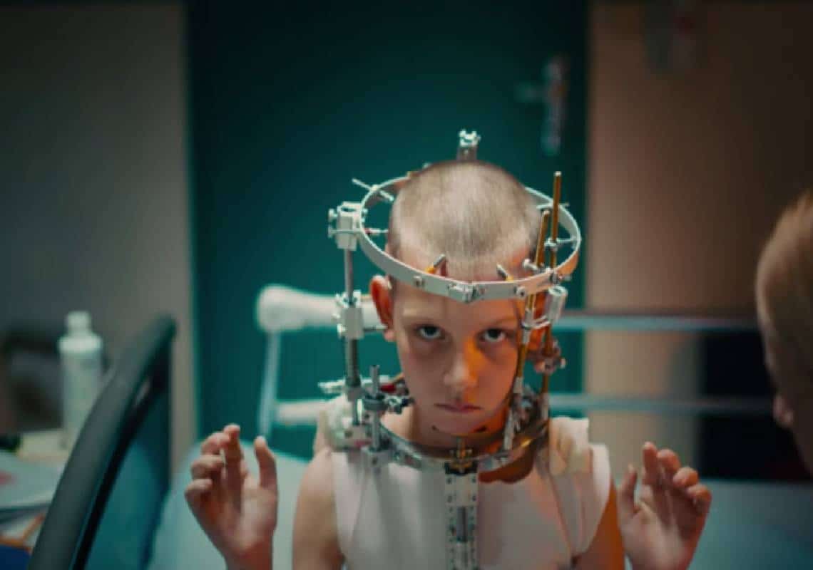 הזוכה בפסטיבל קאן: סיפור אהבה משונה בין אישה לכלי רכב 