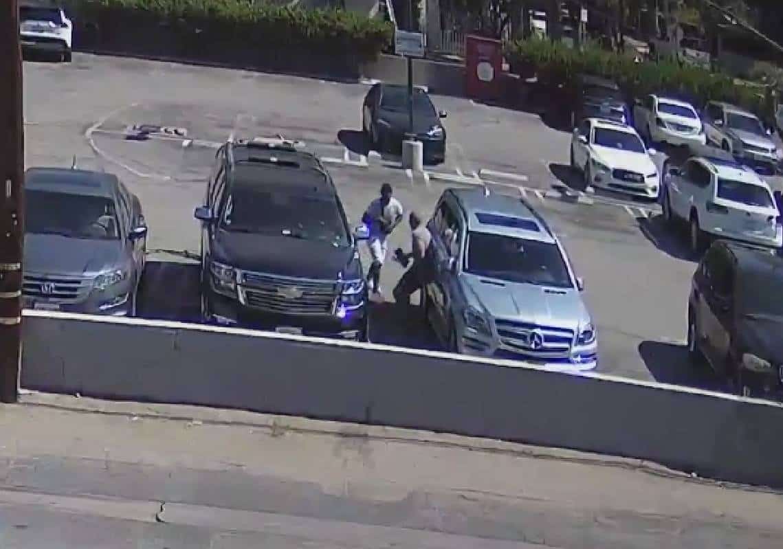 לאור היום, מול המצלמות ואנשי האבטחה בחניון הבנק: תושב לוס אנג'לס עם 10,000 דולר במזומן נשדד בשרמן אוקס