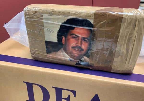 במשלוחי הסמים הוא עוד חי וקיים: מה עשתה תמונתו של אסקובר במהלך פשיטה משטרתית 