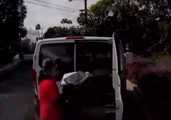 לוס אנג'לס: חיפושים נרחבים אחר חשודים בגניבת רכב משלוחים בוודלנד הילס