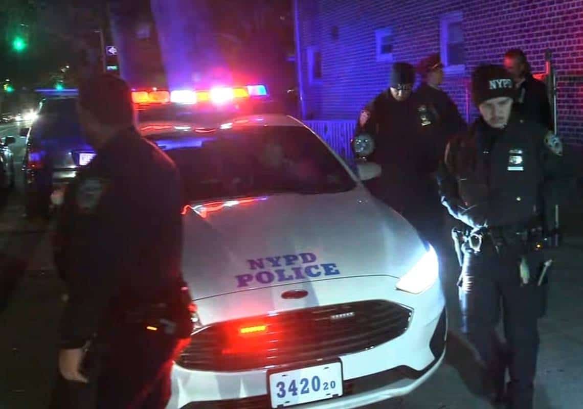 רגע לפני חג ההודיה: שני שוטרים נפצעו בקרב יריות בניו יורק