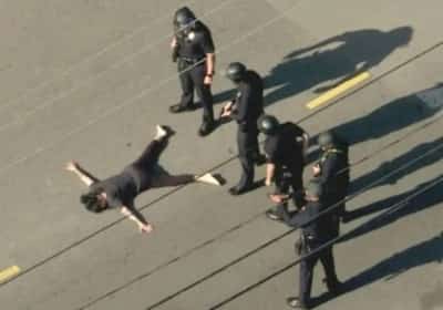 יצאה בזול: אשתו של בסיסט להקת הרוק תשתלב במסלול למחיקת האישומים הפליליים - אחרי שירתה על שוטרי LAPD