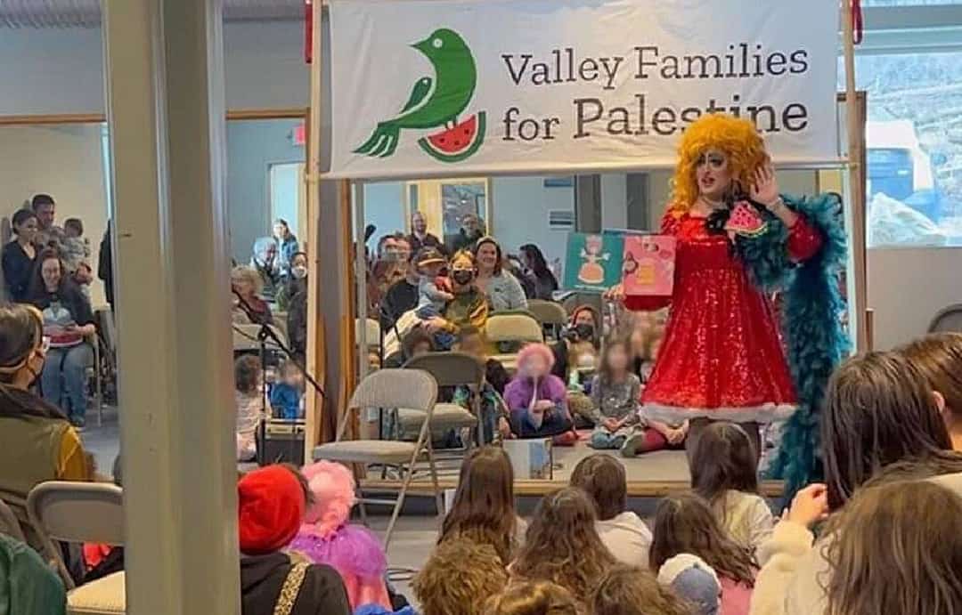 צפו: דראג קווין גורמת לילדים ופעוטות לשיר "לשחרר את פלסטין"