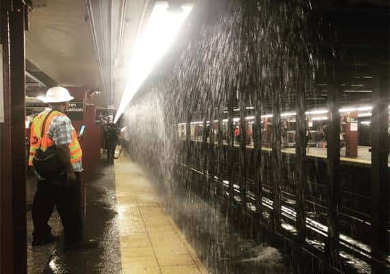 גשמי "פלורנס" הגיעו לתפוח הגדול, תחנות הרכבת התחתית הוצפו
