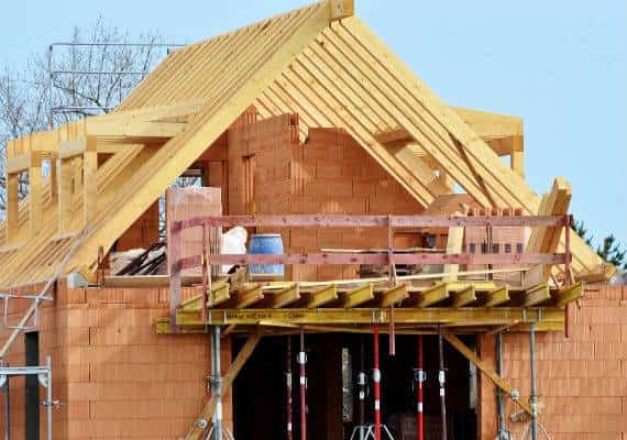 מחסור בעובדים מיומנים וחומרי גלם יקרים: צניחה במספר התחלות הבנייה ברחבי המדינה