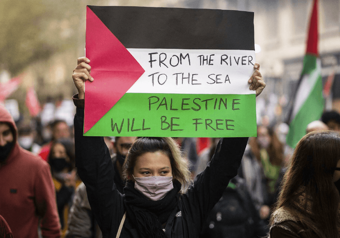 קנס של מאות דולרים לצעירה שצעקה: "מהנהר ועד הים"