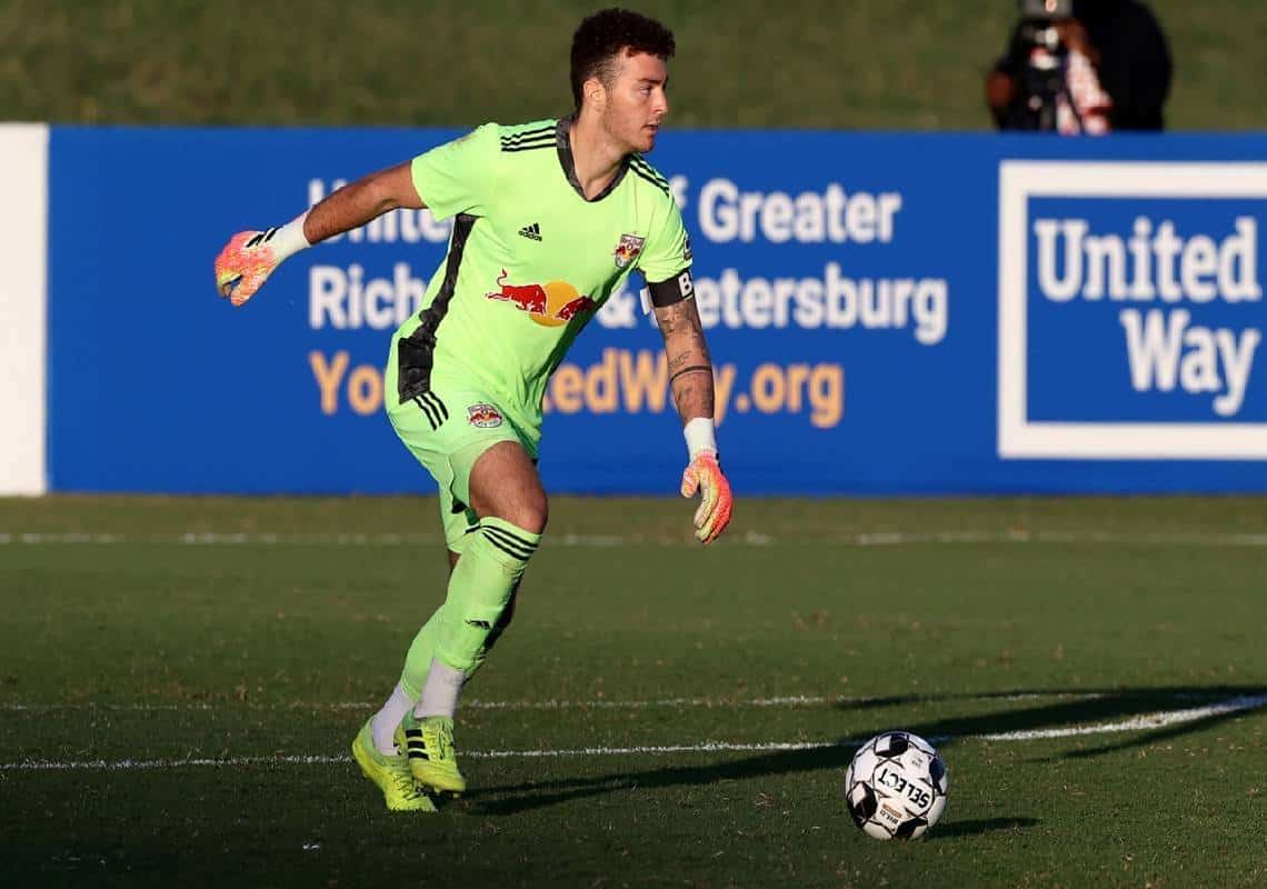 "שאלו אם אני יהודי ושלפו סכינים": בלב טיימס סקוור כוכב הכדורגל האמריקני הפך לגיבור שהתעמת עם אנטישמים חמושים