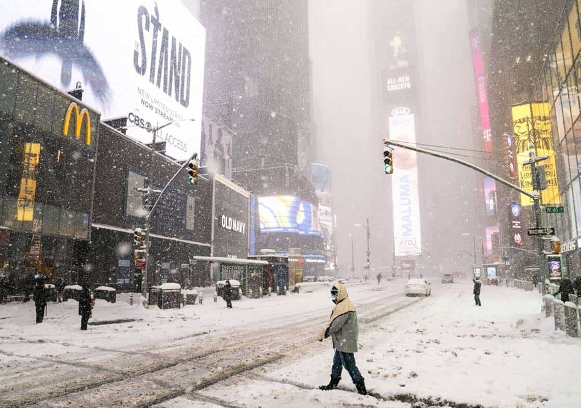 "נערכים ליממה ארוכה נוספת": סופת שלגים עוצמתית מכה ברחבי ניו יורק