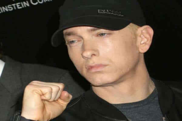 כנראה שאין לאמינם בעיות: אז הוא בחר לשיר על אריאנה גרנדה וג'סטין ביבר