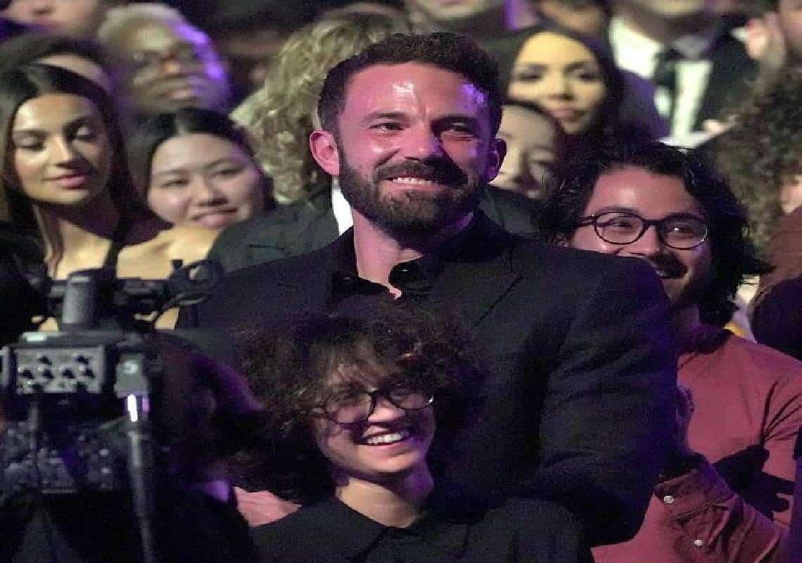 מאוהב וגאה: בן אפלק צופה בהופעה של ג׳ניפר לופז בטקס פרסי המוזיקה