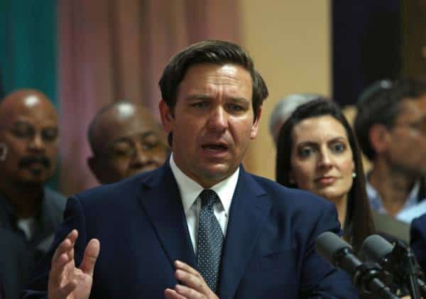 לאחר שבועות שבהם התנגד למהלך: מושל פלורידה הנחה את התושבים להישאר בבתים