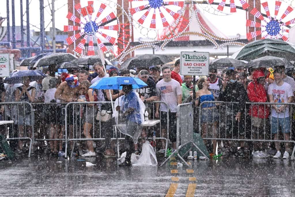 ‏תחרות אכילת הנקניקיות של Nathan's לשנת 2023 נדחתה בגלל ברקים ורעמים‏