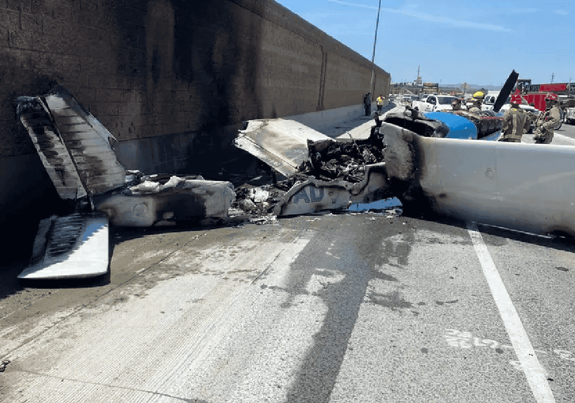 מטוס קל התרסק לתוך טנדר בכביש מהיר בקליפורניה 