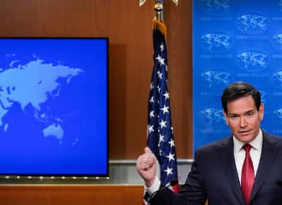 טיהור בצמרת הדיפלומטיה האמריקאית: טראמפ מחזיר עשרות שגרירים מכל רחבי העולם ומטלטל את משרד החוץ