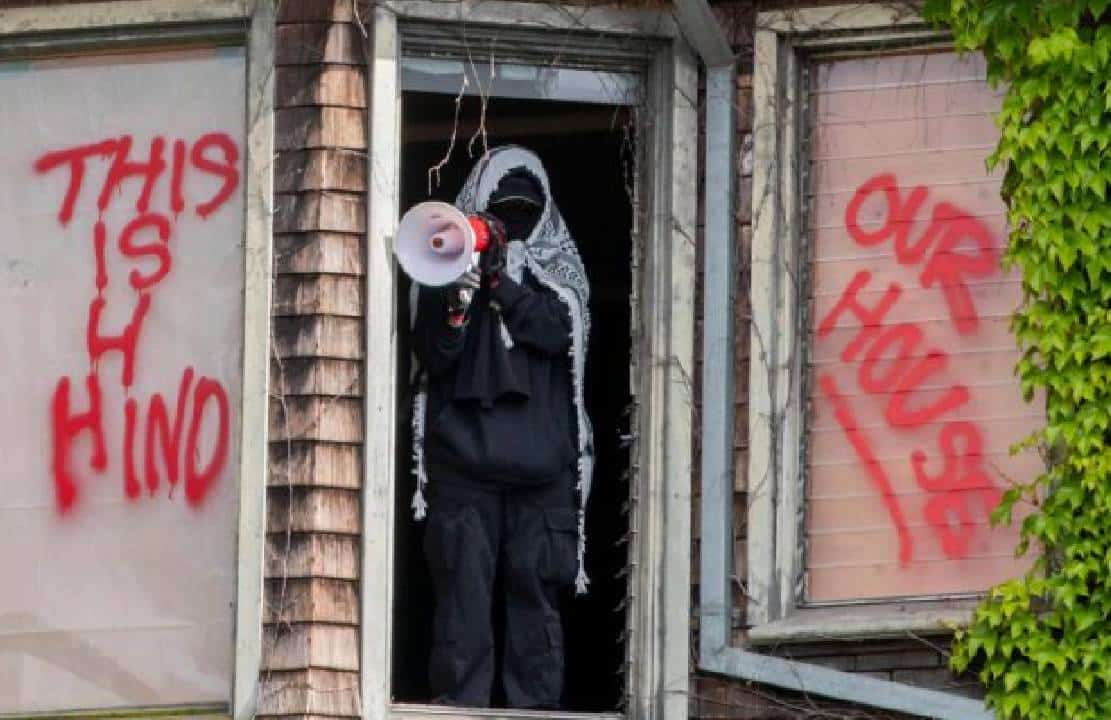 חיים בקליפורניה - לומדים מחמאס? סטודנטים בברקלי הגיעו להסכם לפינוי המאהל - ואז החלו להשתלט על בניין בקמפוס