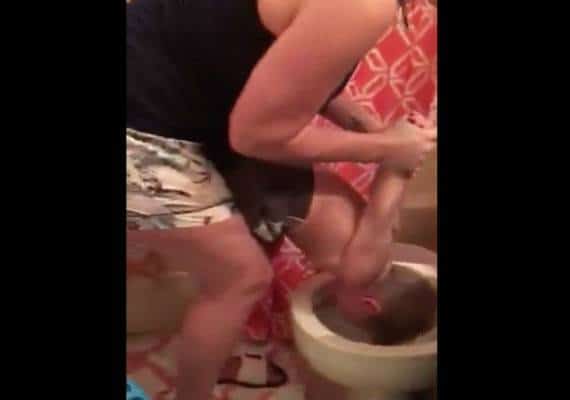 הטביעה את ראשו של בנה באסלה כ"בדיחה", במשטרה דווקא לא צחקו