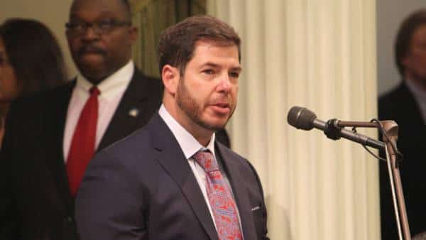 חבר בית המחוקקים בקליפורניה חשוד בהתעללות בקטין