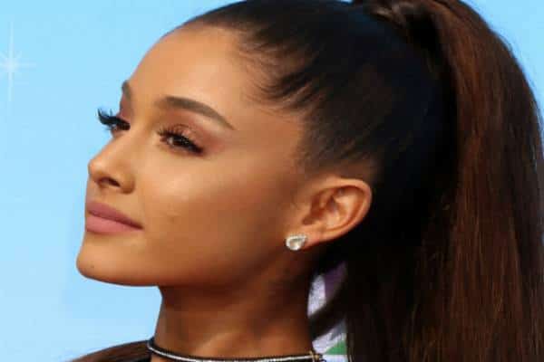 הפוך גוטה, הפוך: אריאנה גרנדה בטח לא צפתה בסרט "מציצים", אך עץ חג המולד שלה הפוך