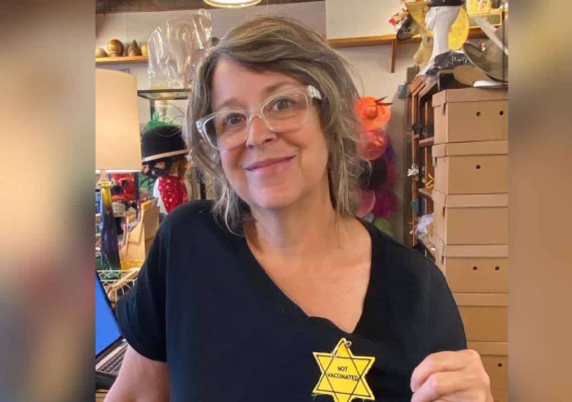 זעזוע בארצות הברית: חנות כובעים בלב אמריקה מוכרת טלאי צהוב עם הכיתוב - "לא מחוסן"