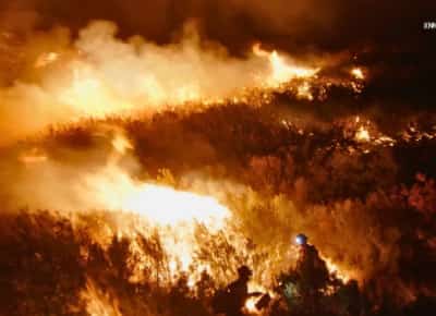 אש משתוללת באינלד אמפייר: חמש שריפות פרצו בו זמנית בקליפורניה