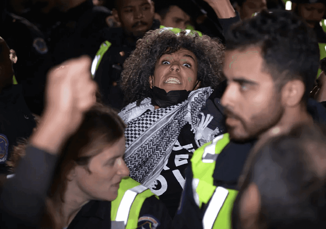 צפו: עשרות פורעים אנטי-ישראלים הסתערו על מטה המפלגה הדמוקרטית 