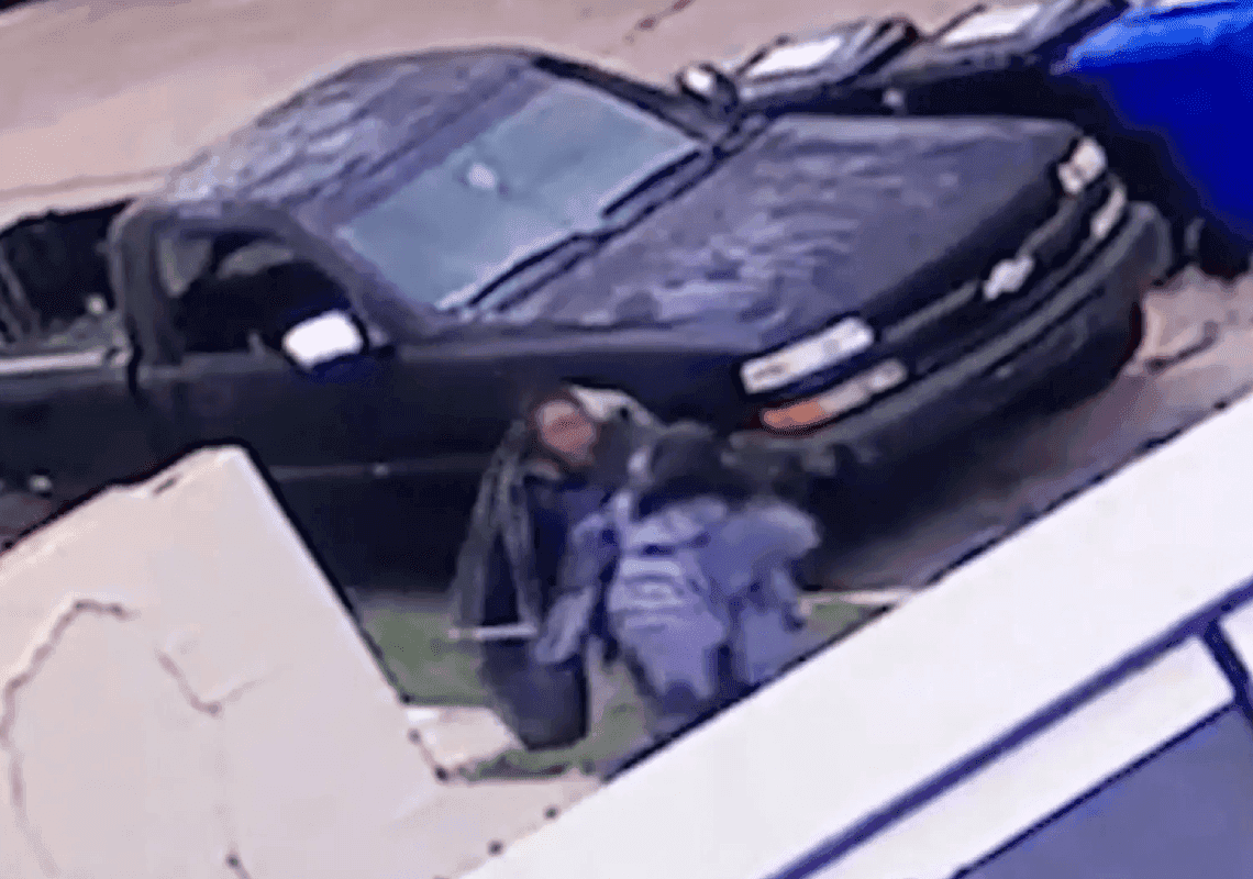 תיעוד מאל.איי: הומלסית תקפה בפתאומיות ילדה שהייתה בדרך לבית הספר 