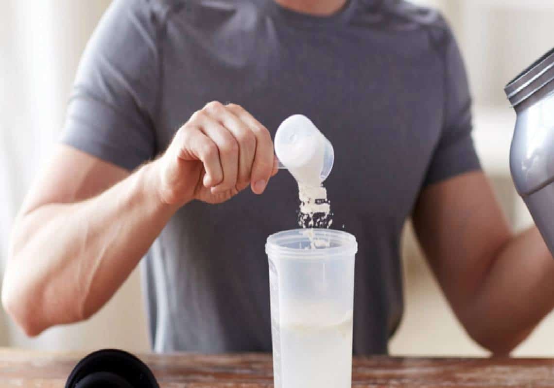 מתאמנים? הנה כל מה שחשוב שתדעו על אבקות חלבון 