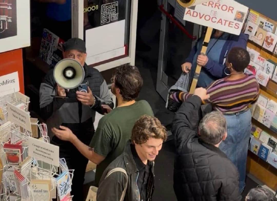 ניו יורק: "היהודים הציונים כאן" -  פרו ישראלים פוצצו את השקת הספר של מחמוד חליל