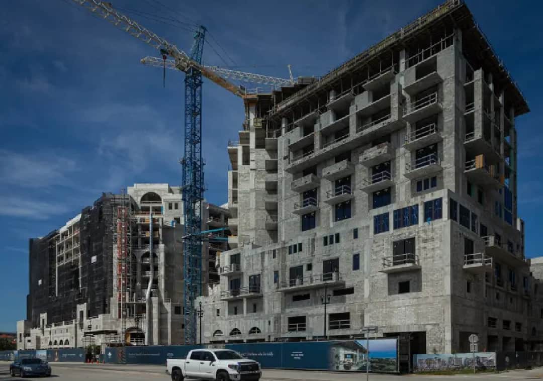 דירות של מיליונים, שנים של עיכובים: פרויקט היוקרה בפלורידה מסתבך בתביעות