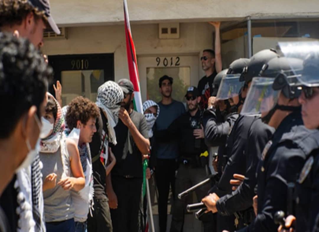 מגן סביב בתי הכנסת: קליפורניה יוצאת למאבק בהפגנות מול מתפללים